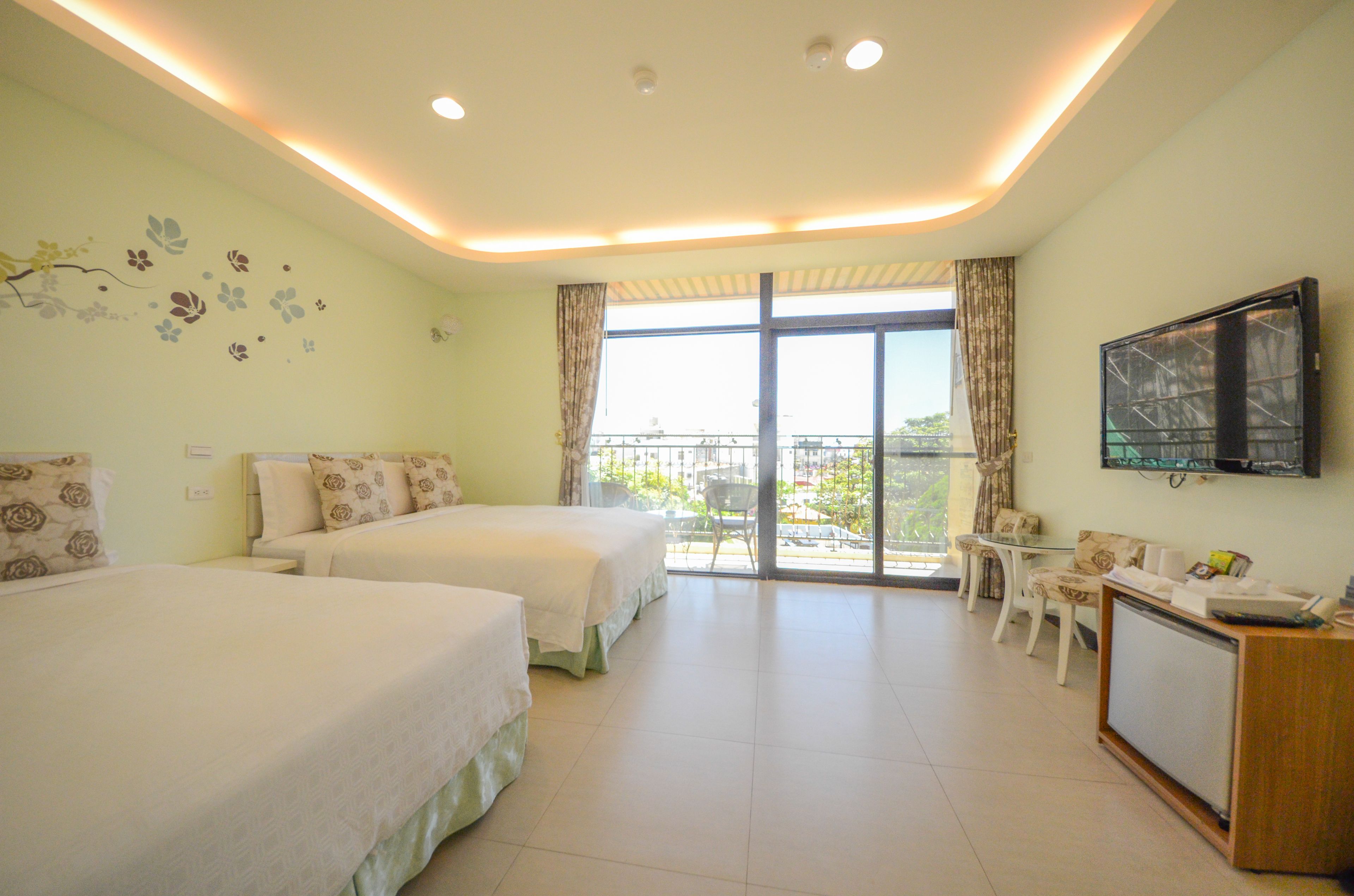 quadruple room | desk, blackout curtains, rollaway beds, free wifi