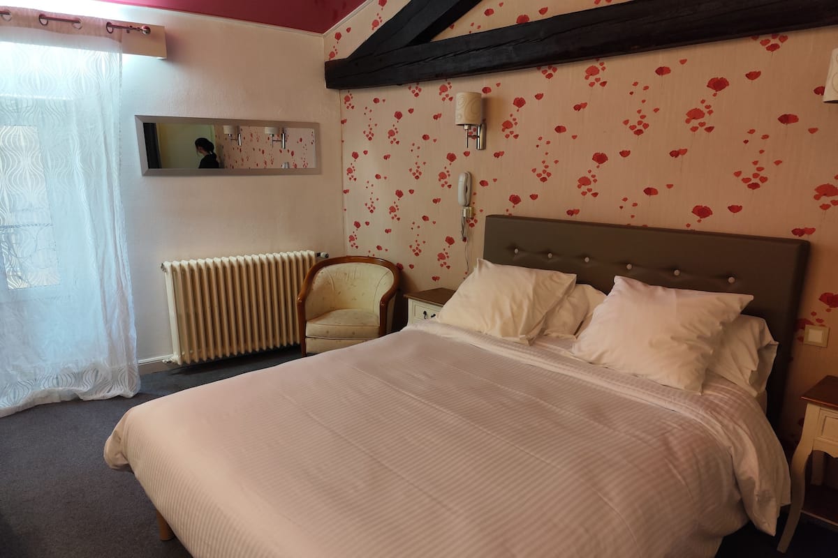 1 habitación, escritorio, wifi gratis y ropa de cama