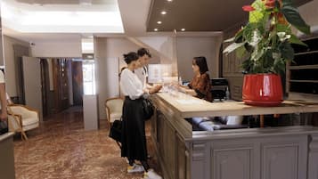 Quầy tiếp tân