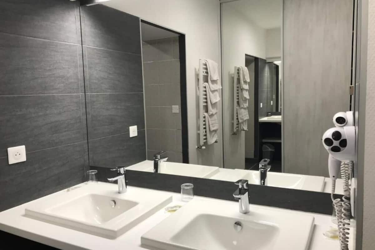 triple room | 1 bedroom, desk, free wifi, bed sheets