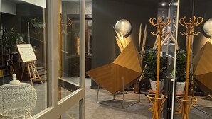 Un intérieur moderne agrémenté de cloisons en verre, d’une cage à oiseaux décorative en verre et de meubles au design unique.