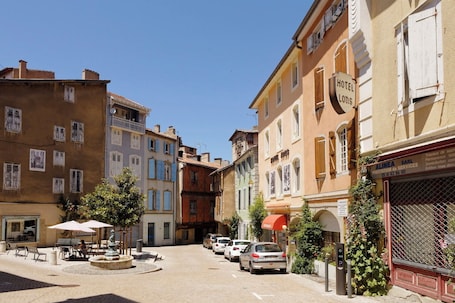 Exterior. Hotel Lons
