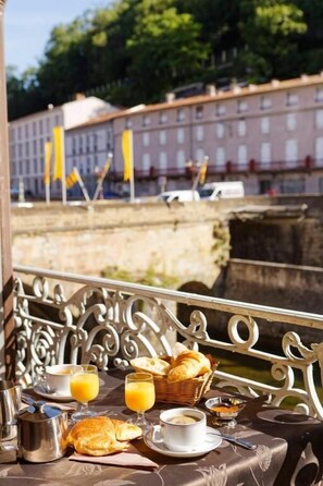 Daily buffet breakfast for a fee - Hotel Lons (Foix)