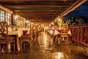 Fachada da propriedade à noite