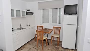 Studio | Private kitchen | Stovetop, coffee/tea maker, cookware/dishes/utensils