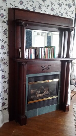 Standard Suite, 1 King Bed, Fireplace (Master Suite) | Library