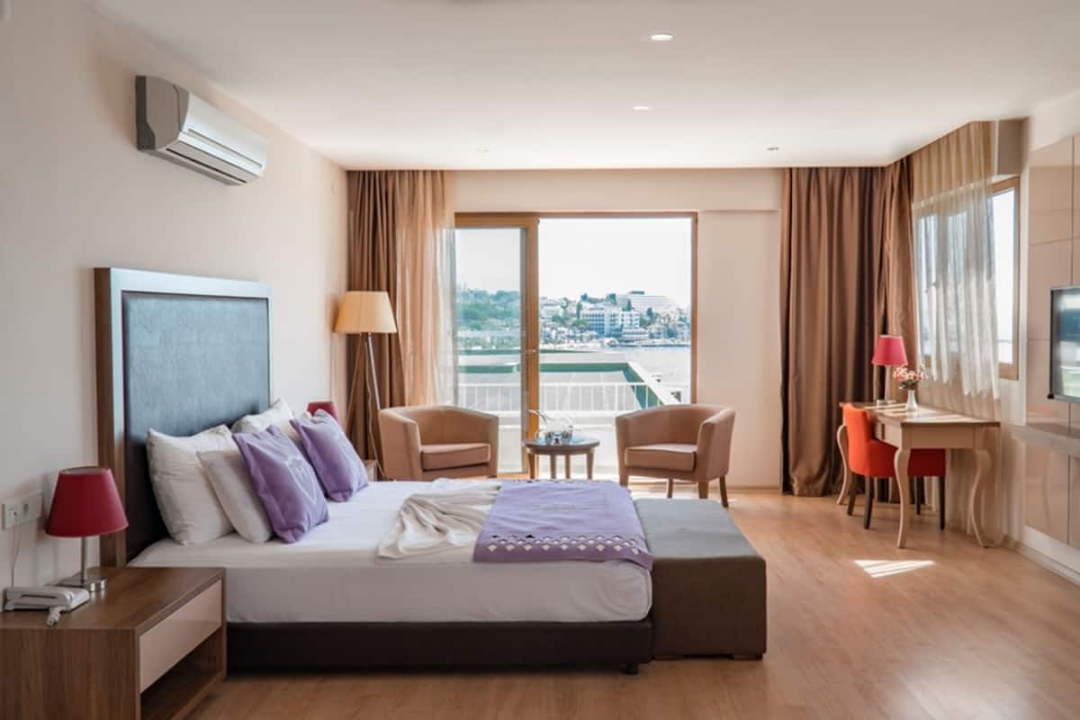 DENIZ STANDART | Literie de qualité, couette en duvet, minibar, décor unique