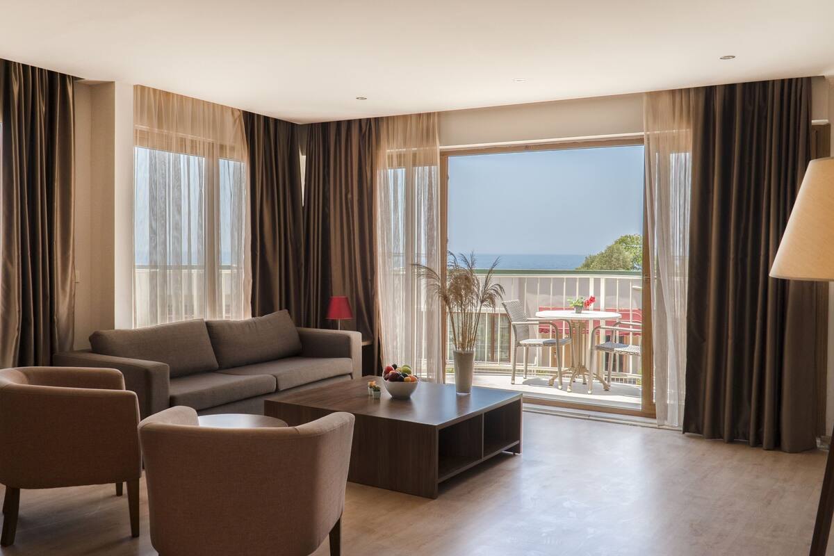 DENIZ SUITE | เครื่องนอนระดับพรีเมียม, ผ้านวมขนเป็ด, มินิบาร์