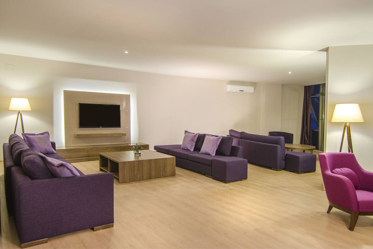 KING ROOM | บริเวณนั่งเล่น | ทีวีจอแอลอีดี 145 ซม. พร้อมช่องดาวเทียม, ทีวี