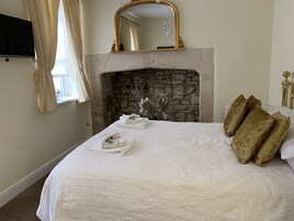 King Room (9) | Hypo-allergenic bedding, individually decorated, individually furnished