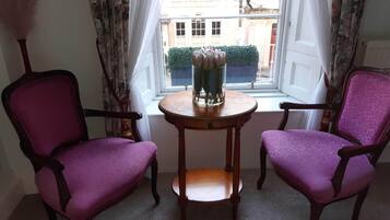 Double Room, 1 Queen Bed, Bathtub | Hypo-allergenic bedding, individually decorated, individually furnished