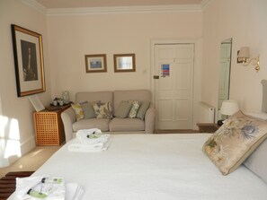 Hypo-allergenic bedding, individually decorated, individually furnished - Brocks Guest House (Bath)