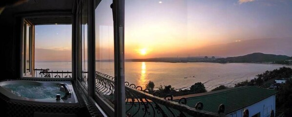 Deep-soaking bathtub