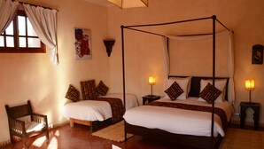 Comfort Quadruple Room | Premium bedding, desk, laptop workspace, blackout drapes - Dar Essaada (Essaouira)