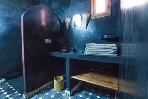 Luxury Quadruple Room | Bathroom