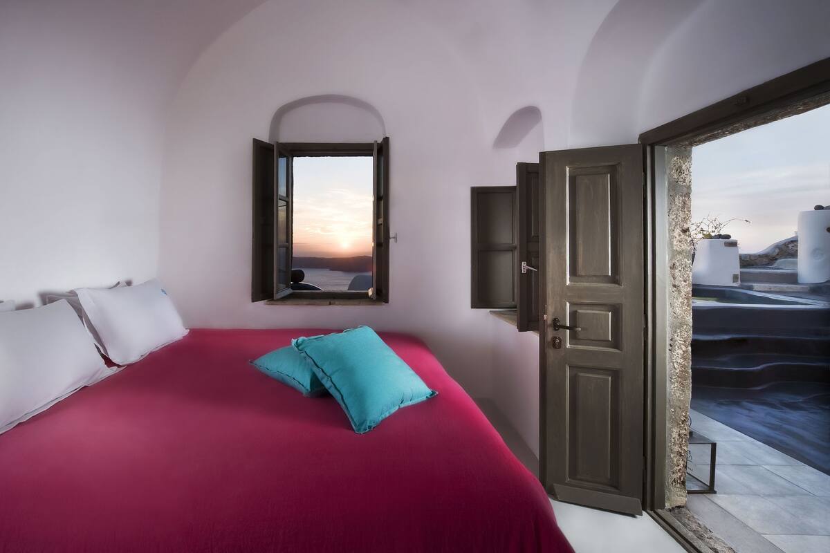 Aroma | Superior Cave Room with Outdoor Plunge Pool & Caldera View | Minibar, safe på rommet, strykejern/-brett og wi-fi (inkludert)