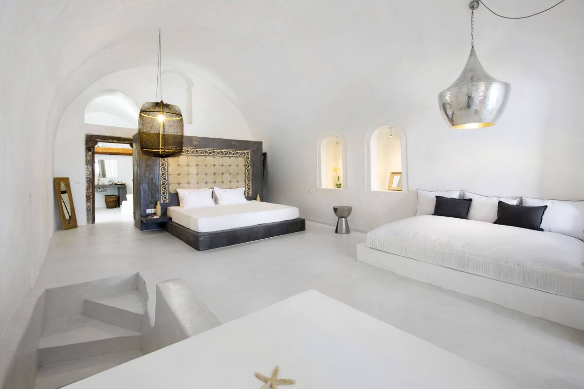 Superior Honeymoon Cave Suite with Indoor & Outdoor Plunge Pool & Caldera View | Minibar, safe på rommet, strykejern/-brett og wi-fi (inkludert)