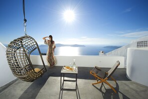 Aurora | Superior Cave Suite with Outdoor Plunge Pool & Caldera View | Ausblick vom Zimmer