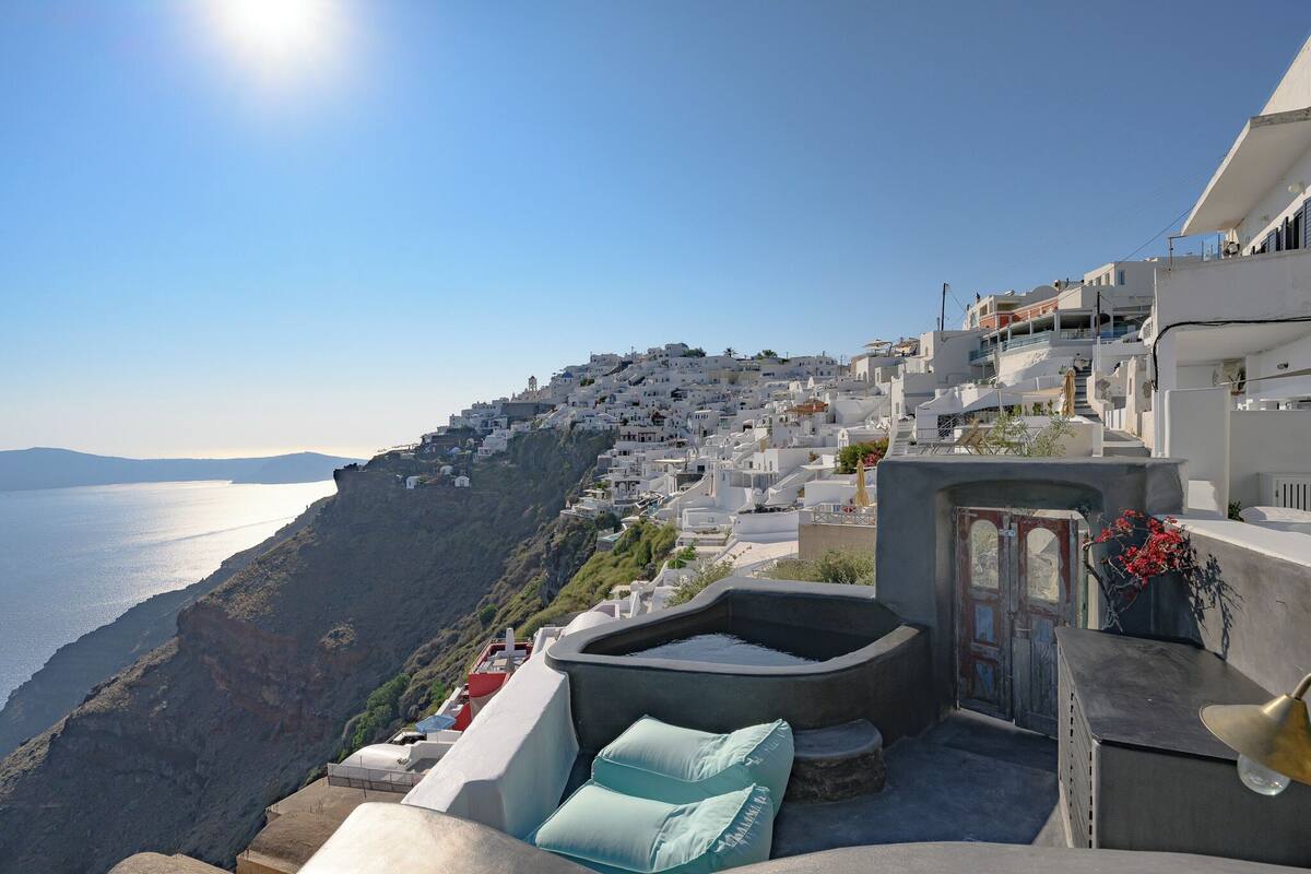 Helidonia | Superior Suite with Outdoor Plunge Pool & Caldera View ~ 2 pax | Minibar, safe på rommet, strykejern/-brett og wi-fi (inkludert)