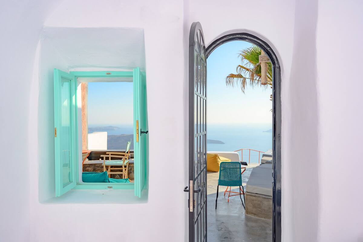 Helidonia | Superior Suite with Outdoor Plunge Pool & Caldera View ~ 4 pax | Minibar, safe på rommet, strykejern/-brett og wi-fi (inkludert)