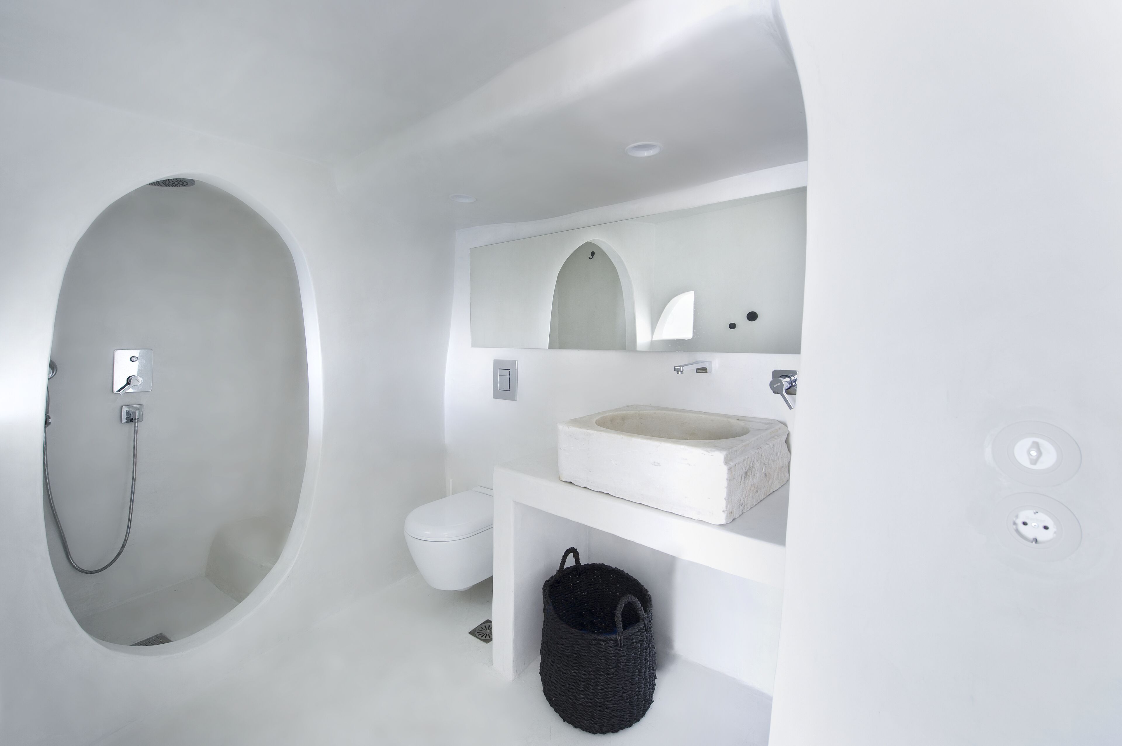 Un baño moderno con una bañera independiente, un lavabo blanco y un inodoro.