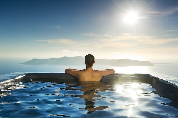 Superior Honeymoon Cave Suite with Indoor & Outdoor Plunge Pool & Caldera View | Außenbereich