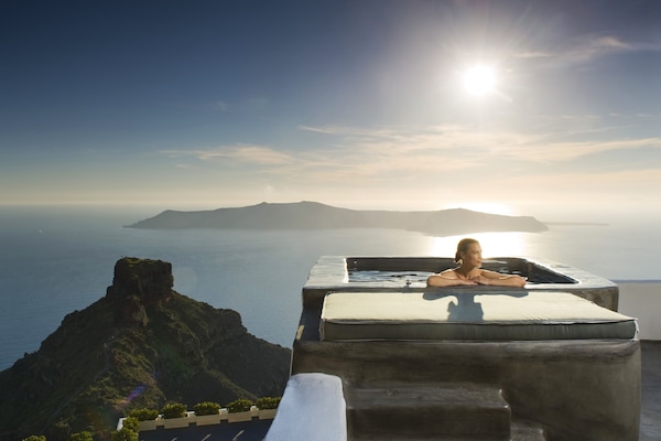 Superior Honeymoon Cave Suite with Indoor & Outdoor Plunge Pool & Caldera View | Piscina particular