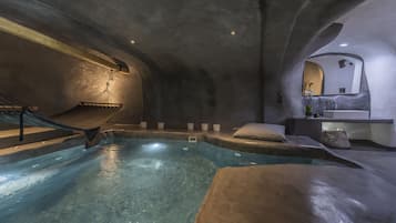 Crypt | Exclusive Cave Suite with Indoor & Outdoor Plunge Pool & Caldera View | Piscina privata