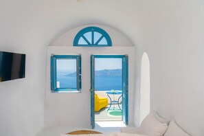 Poet's Upper Floor Suite with Outdoor Mini Plunge Pool & Caldera View