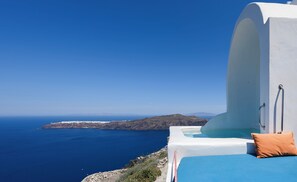 Poet's Upper Floor Suite with Outdoor Mini Plunge Pool & Caldera View | Terrass/Patio