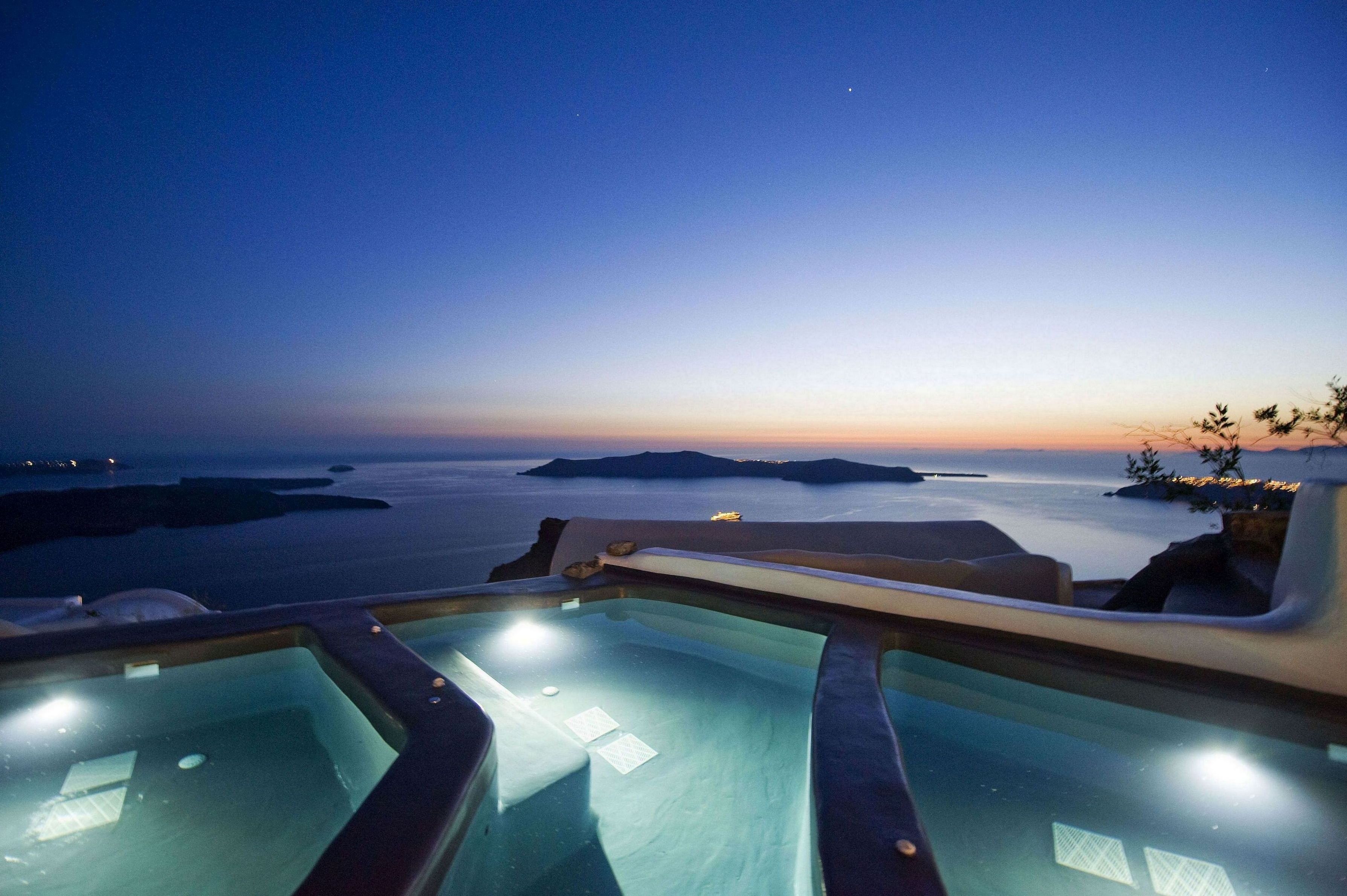 Enigma | Superior Cave Suite with Outdoor Plunge Pool & Caldera View | Minibar, coffres-forts dans les chambres, décoration personnalisée