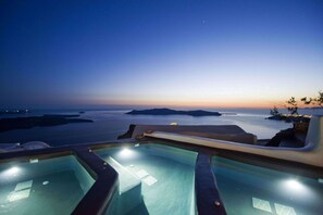 ميني بار وخزنة داخل الغرفة وبديكورات فريدة لكل غرفة وطراز فريد لكل وحدة