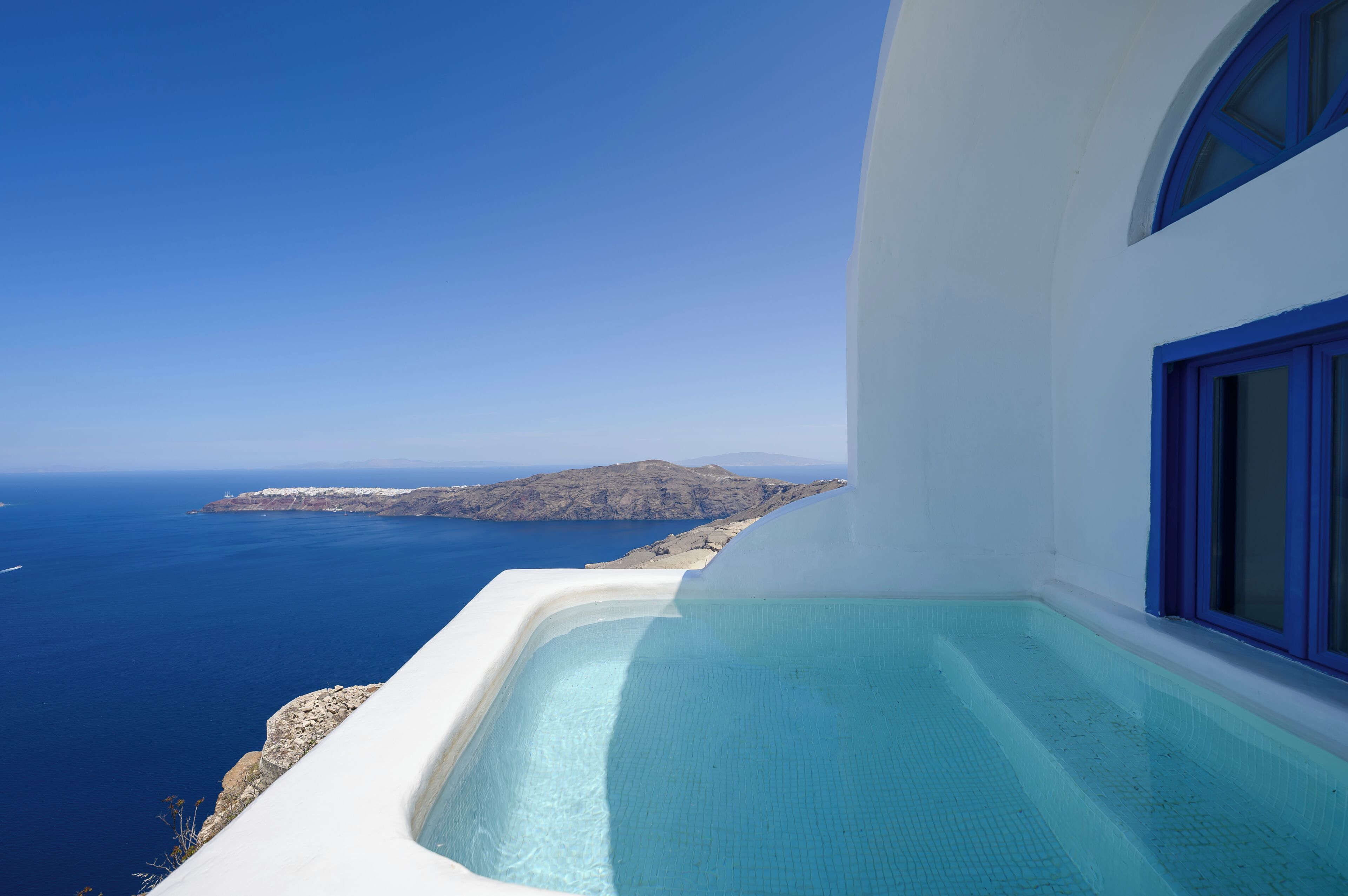 Poet's Upper Floor Suite with Outdoor Mini Plunge Pool & Caldera View | Private spa tub