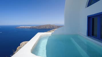 Poet's Upper Floor Suite with Outdoor Mini Plunge Pool & Caldera View | Private spa tub