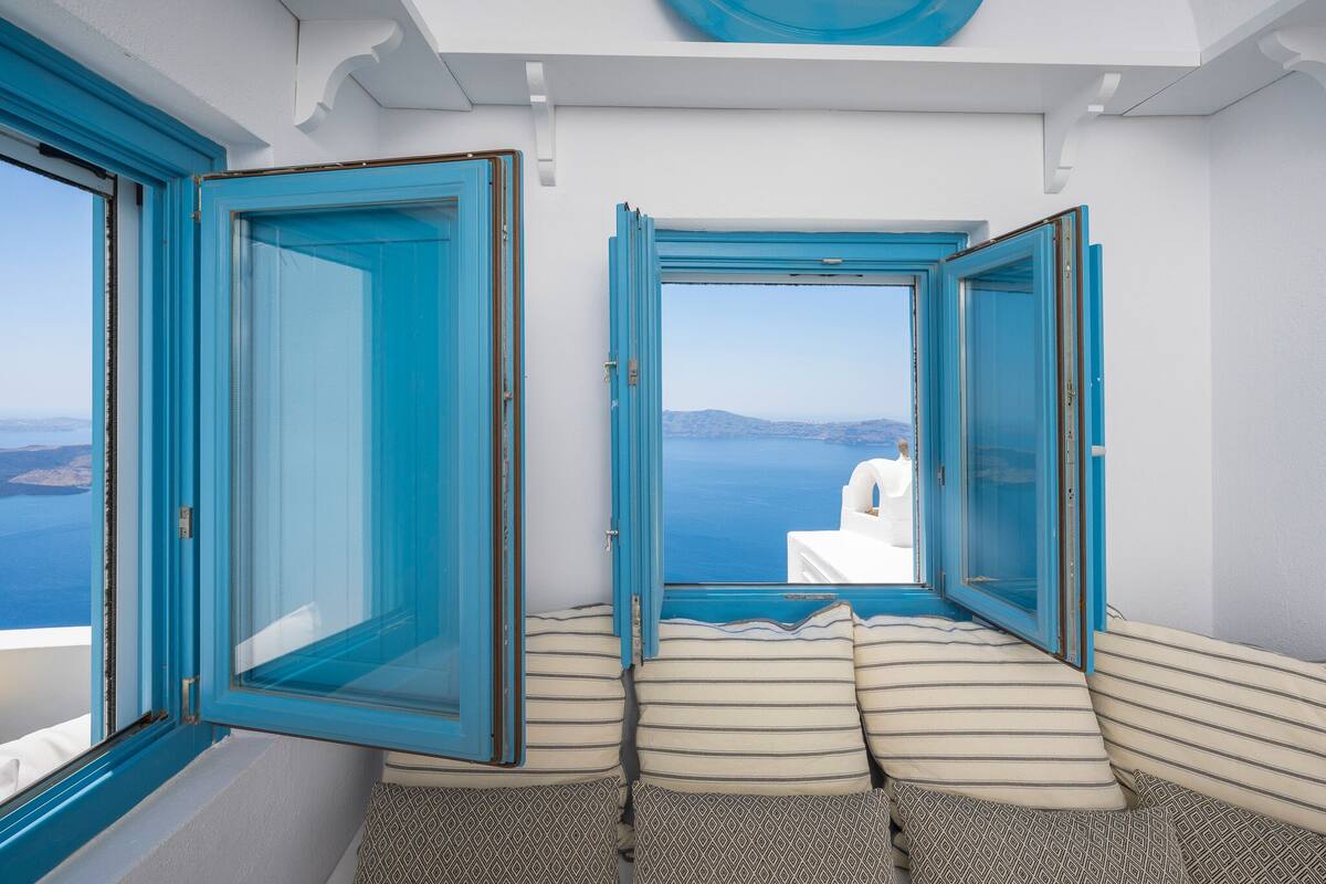 Poet's Upper Floor Suite with Outdoor Mini Plunge Pool & Caldera View | Minibar, safe på rommet, strykejern/-brett og wi-fi (inkludert)