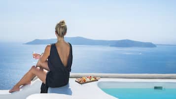 Sophia Honeymoon Cave Suite with Indoor & Outdoor Plunge Pool & Caldera View | Alberca privada