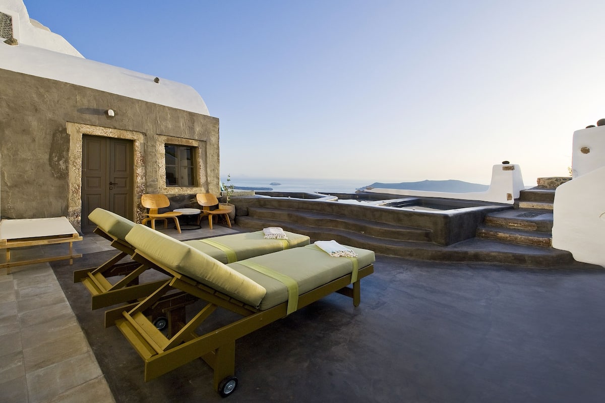 Enigma | Superior Cave Suite with Outdoor Plunge Pool & Caldera View | Vista desde la habitación