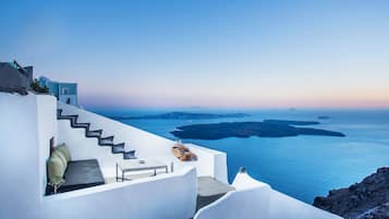 Crypt | Exclusive Cave Suite with Indoor & Outdoor Plunge Pool & Caldera View | Vista dalla camera