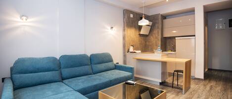 Premier-huoneisto, 1 makuuhuone, esteetön, terassi | Oleskelualue | Taulutelevisio