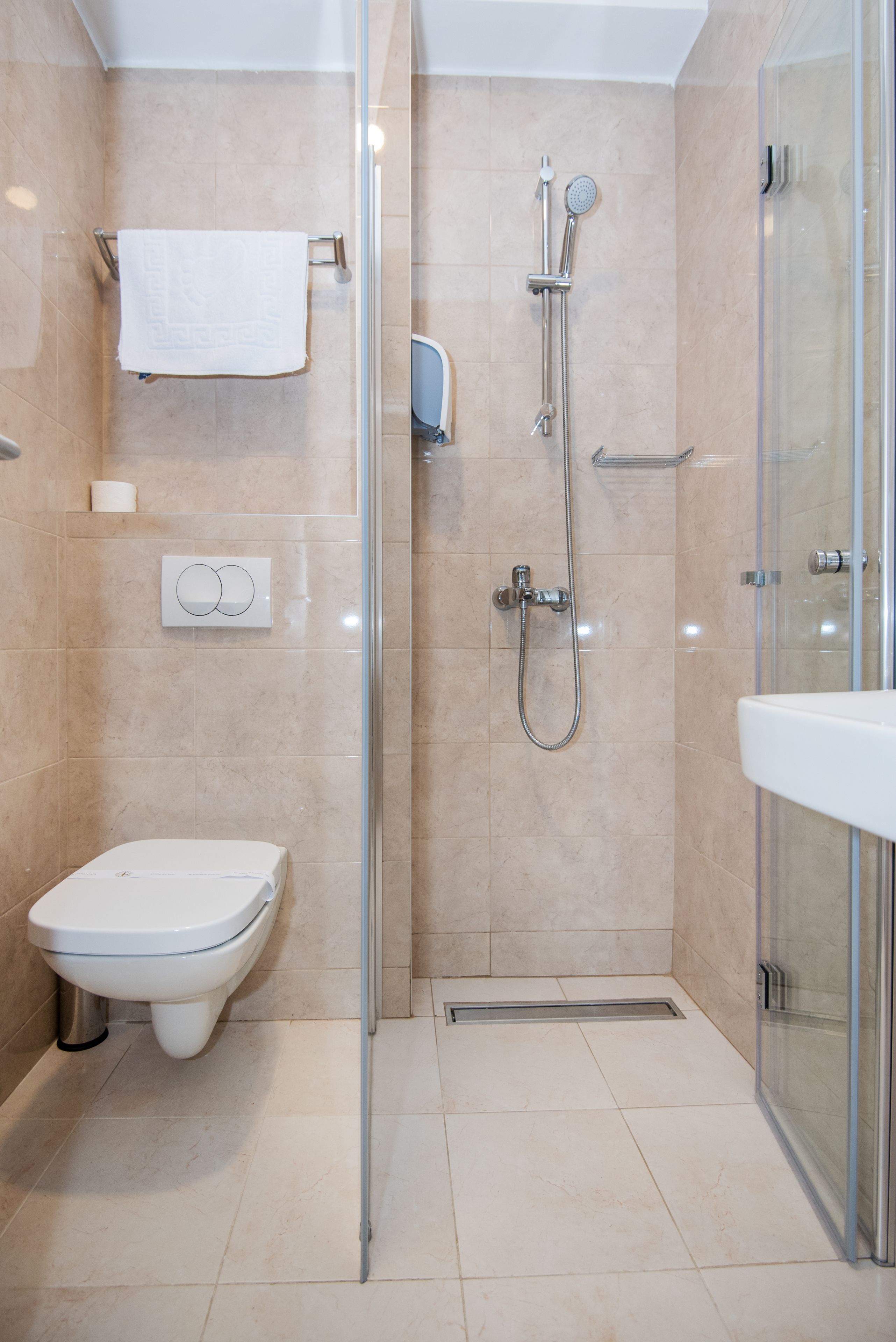 premier apartment, 1 bedroom, accessible, terrace | bathroom | shower, free toiletries, hair dryer, towels