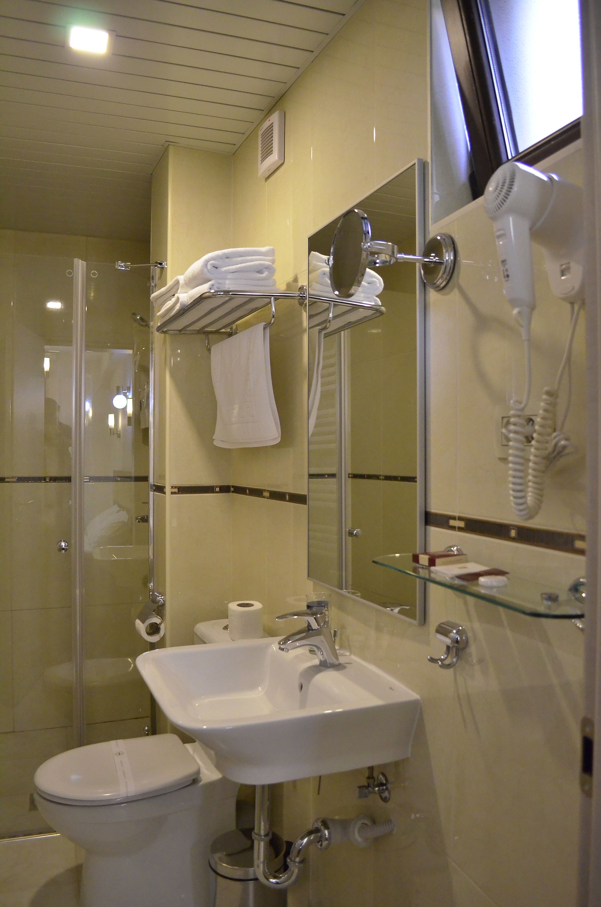 deluxe room, city view | bathroom | shower, free toiletries, hair dryer, towels