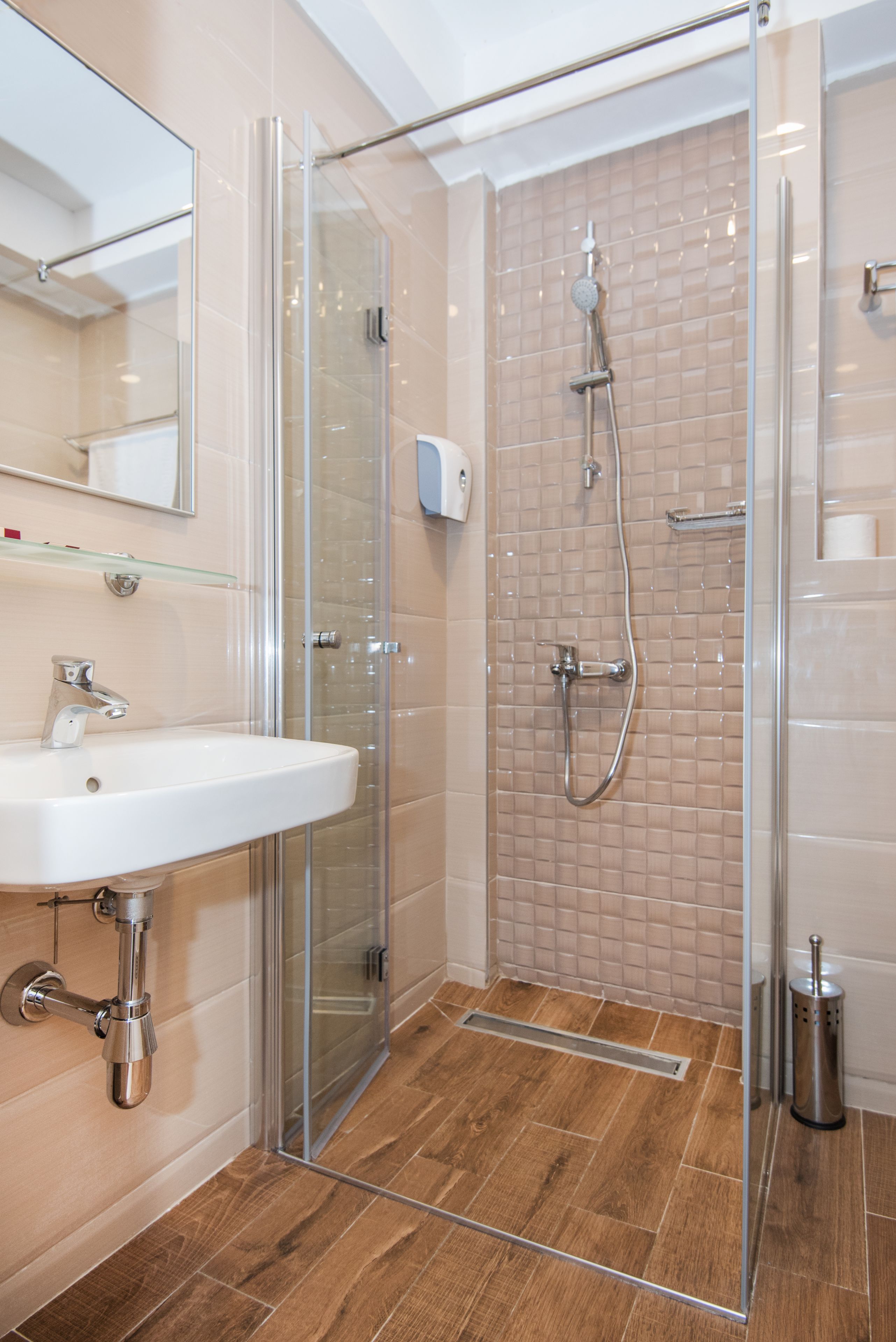 premier apartment, 1 bedroom, accessible, terrace | bathroom | shower, free toiletries, hair dryer, towels
