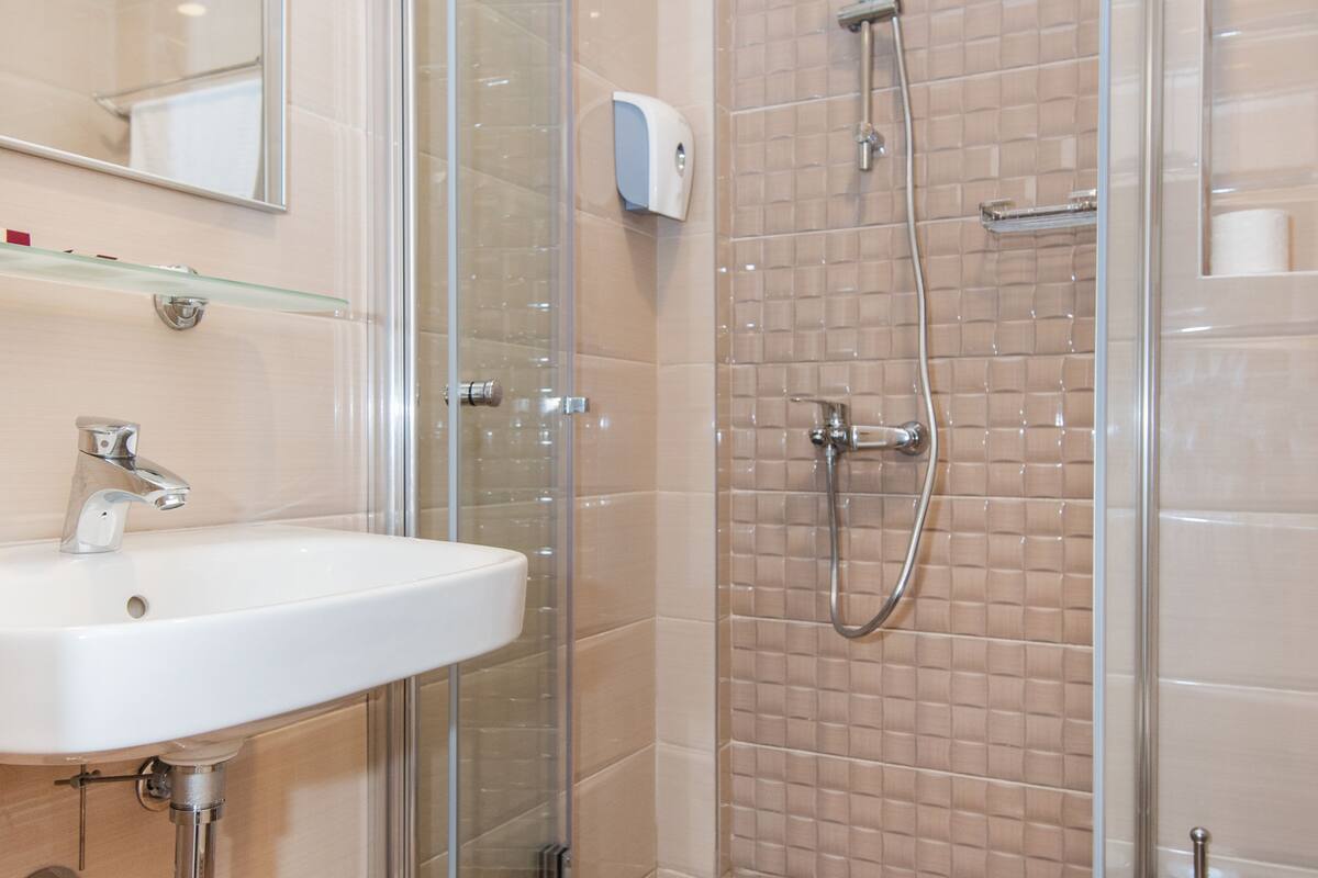 premier apartment, 1 bedroom, accessible, terrace | bathroom | shower, free toiletries, hair dryer, towels