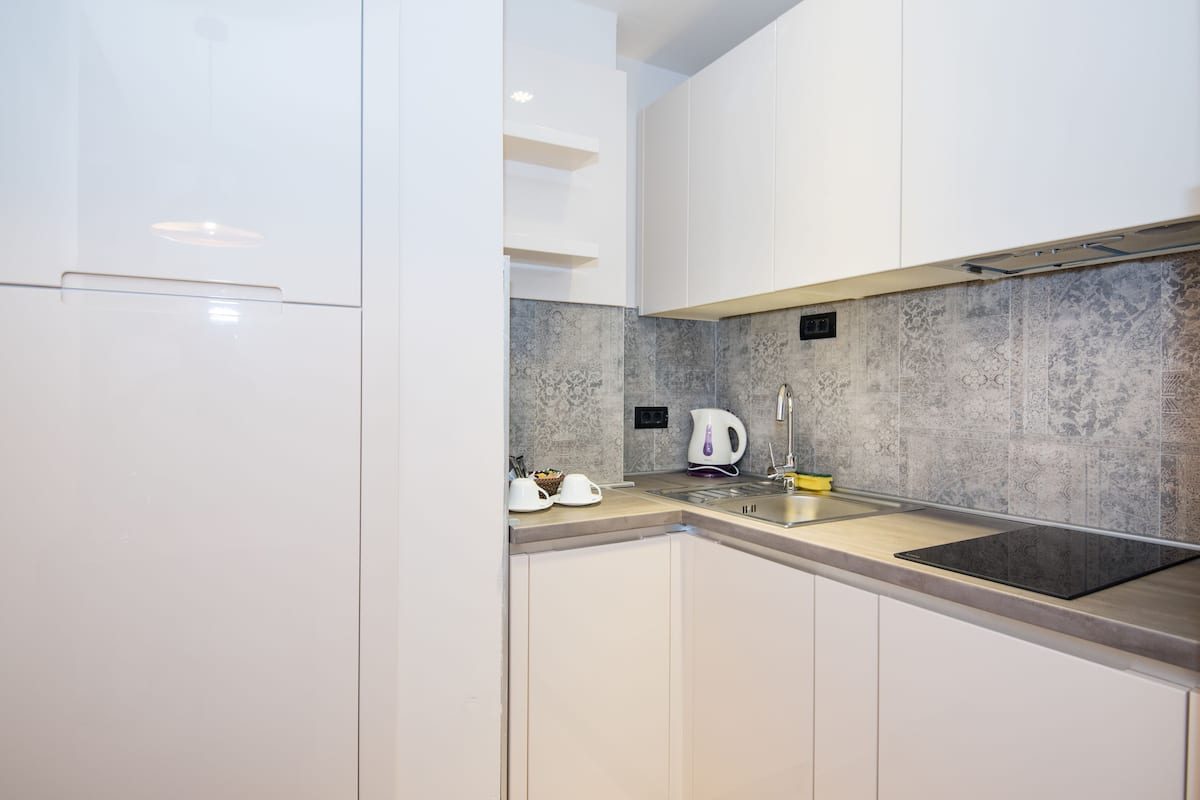 premier apartment, 1 bedroom, accessible, terrace | private kitchenette | stovetop, high chair