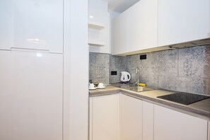 Premier Apartment, 1 Bedroom, Accessible, Terrace | Dapur kecil peribadi | Peti sejuk mini, kerusi tinggi, peti sejuk beku 