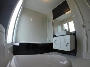 Superior Double Room | Bathroom | Combined shower/tub, free toiletries, hair dryer, towels - WE Hotel (Santiago)