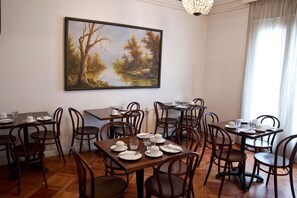 Free daily continental breakfast  - WE Hotel (Santiago)