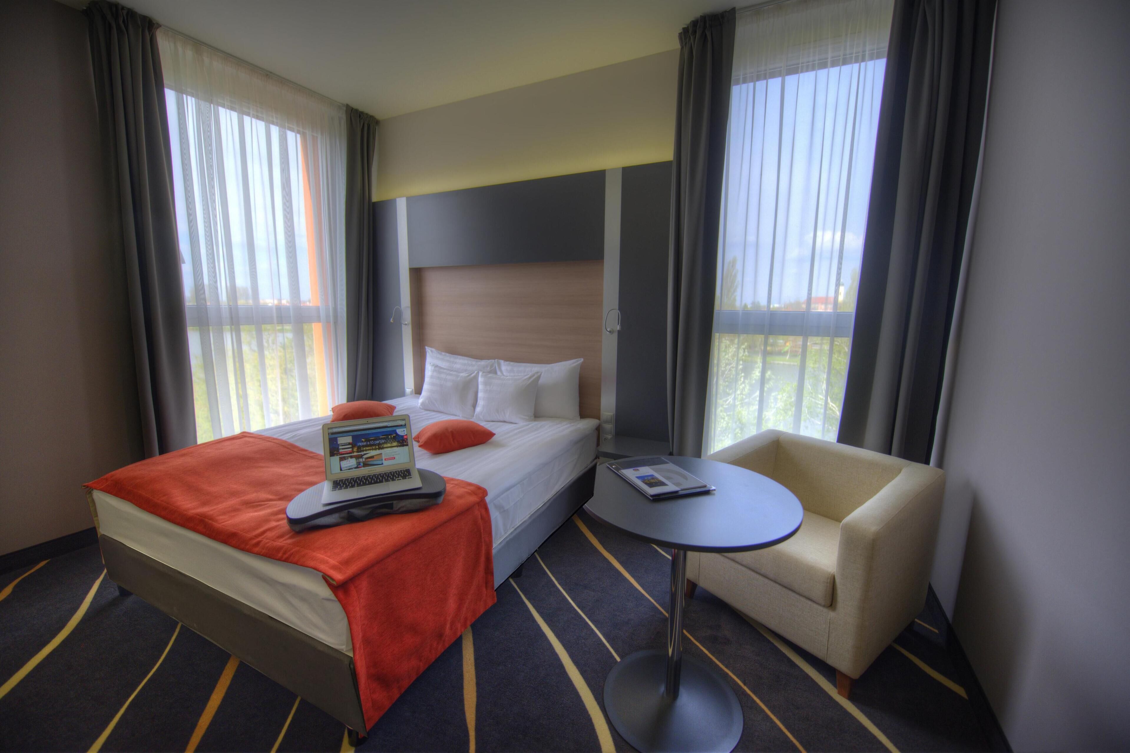 Standard Room, 1 King Bed, Lake View (Quiet Location) | Hypo-allergenic bedding, minibar, in-room safe, individually furnished