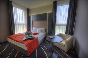 Phòng Tiêu chuẩn, 1 giường cỡ king, quang cảnh hồ (Quiet Location) | Bộ đồ giường kháng dị ứng, minibar, két bảo mật tại phòng 