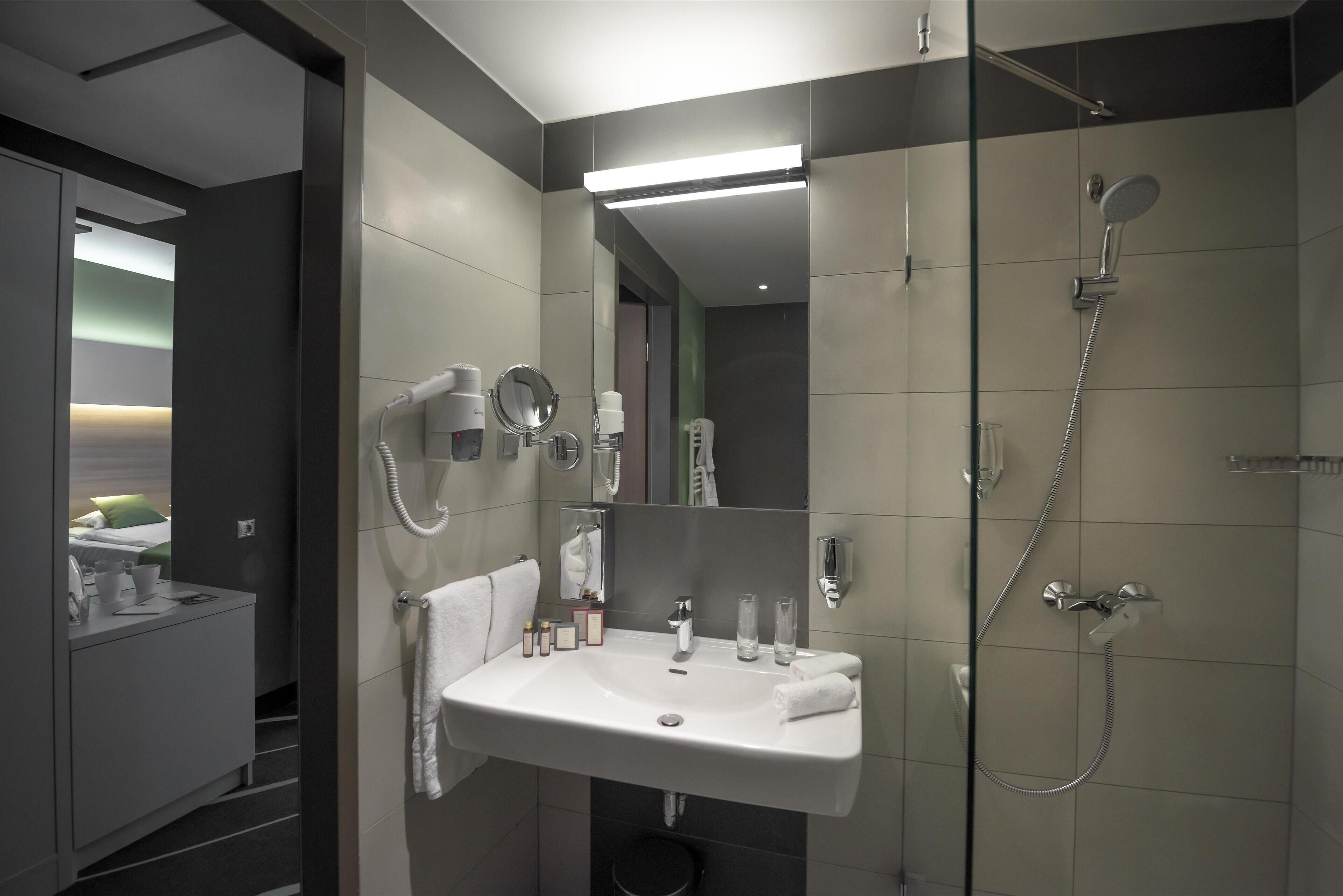 shower, free toiletries, hair dryer, towels